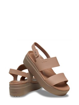 206453 BROOKLYN LOW WEDGE LATTE/MUSHROOM SANDALO-CROCS